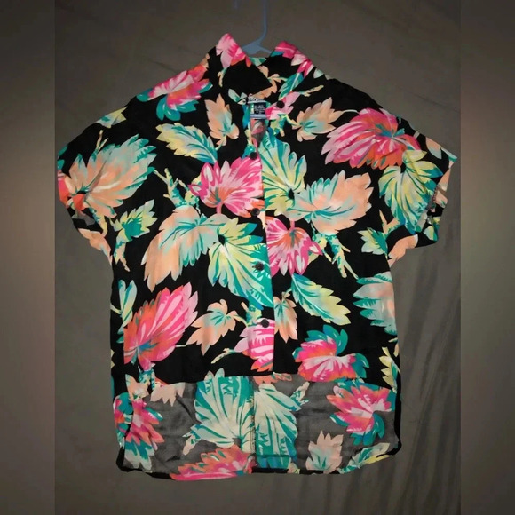 H.L. Spencer Beautiful Hawaiian Shirt. 3/4ths in front cute cutoff - Picture 2 of 5